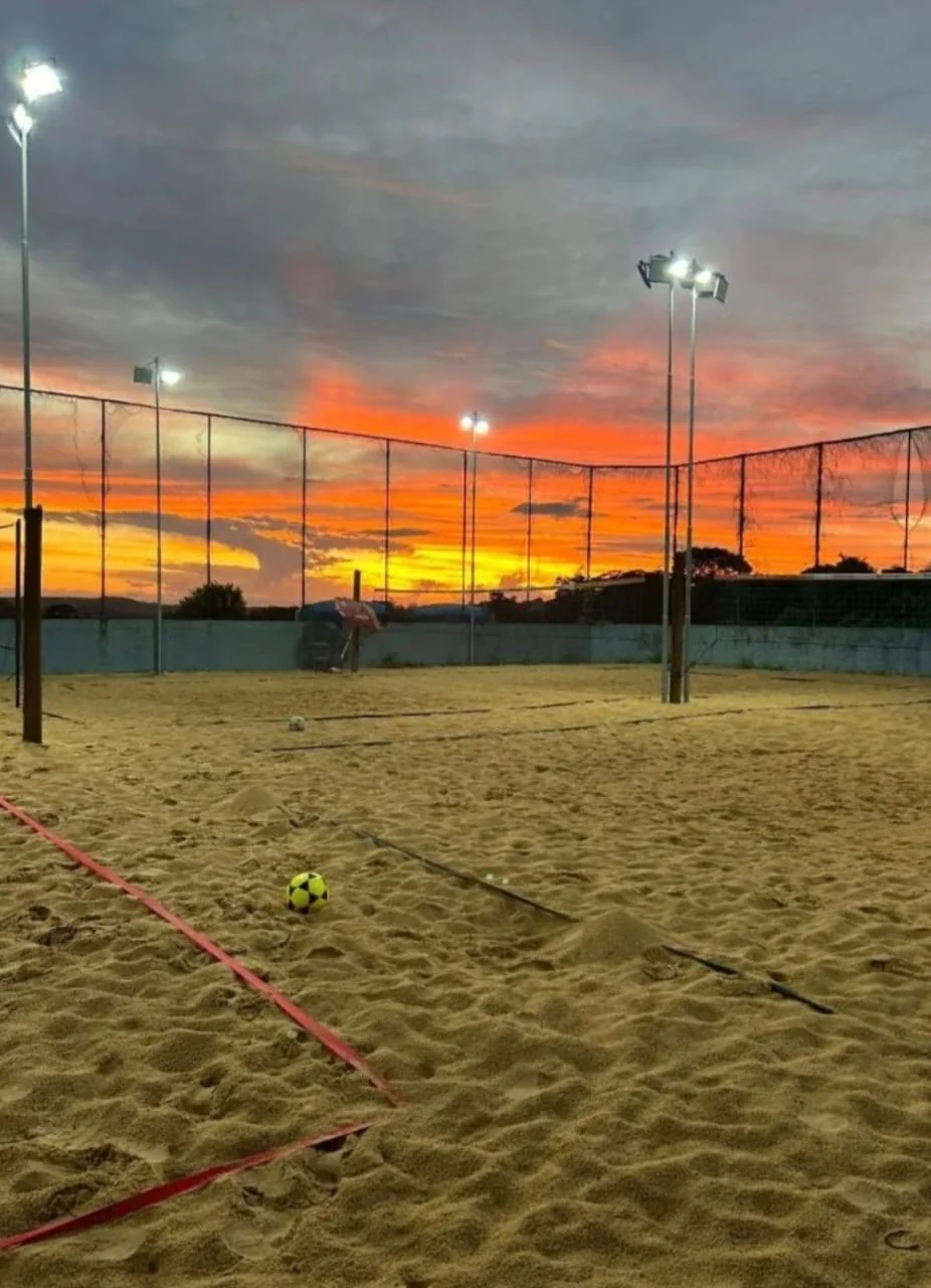 Quadras da Arena CHT ao entardecer, com céu em tons de laranja