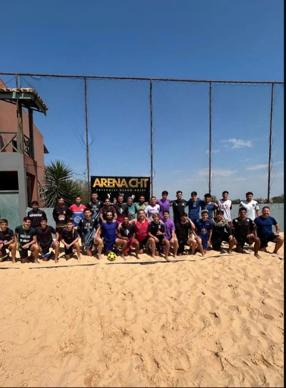 Atletas reunidos em torneio de futevôlei na Arena CHT